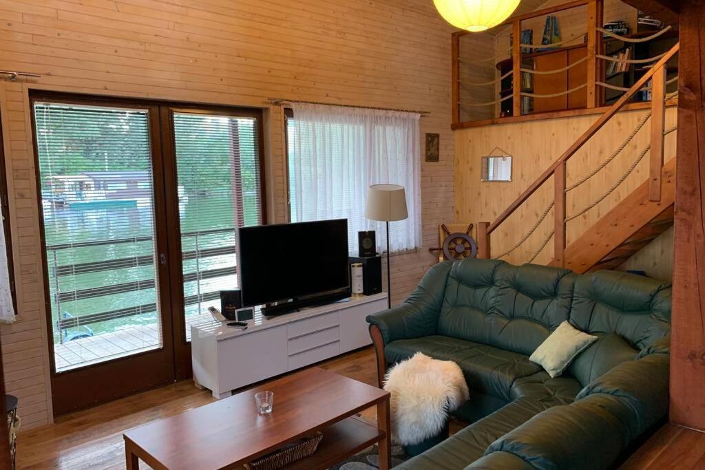 布拉迪斯拉发 Houseboat - Beacon Of Happiness酒店 外观 照片